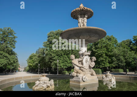 Funzione di acqua del Parco del Buen Retiro, Madrid, Spagna, con il viale che conduce al Museo del Prado. Foto Stock