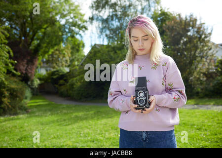 Giovane donna tenendo un 1950 Microcord fotocamera Foto Stock