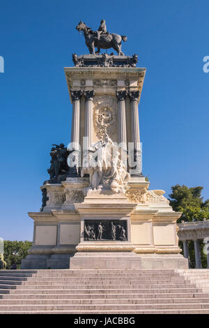 Monumento storico e la statua equestre di re Alfonso XII, Buen Retiro Park, Madrid, Spagna Foto Stock
