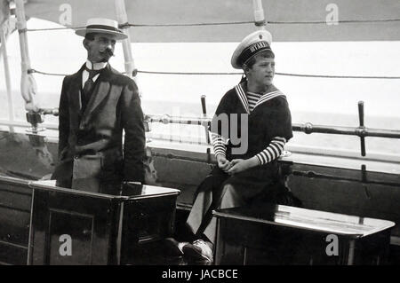 PIERRE GILLARD (1879-1962) lingua svizzero al tutor di figli di Nicola II con Tsarevich Alexei nel 1914 a bordo della barca imperiale Standart mentre la famiglia era in vacanza. Foto Stock