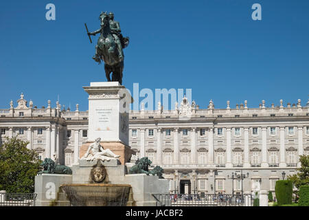 Un monumento della fontana e la statua equestre di re Filippo IV, Plaza de Oriente, Madrid, Spagna, con Palazzo Reale in background. Foto Stock