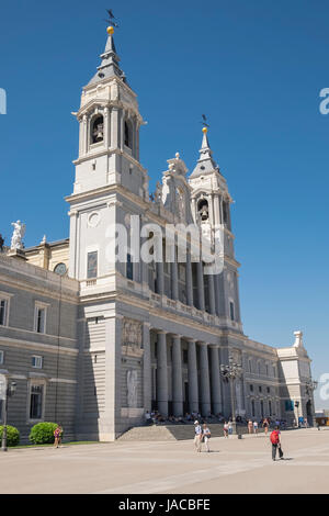 Punto di riferimento della città e cattolica romana Catedral de La Almudena edificio, Madrid, Spagna Foto Stock