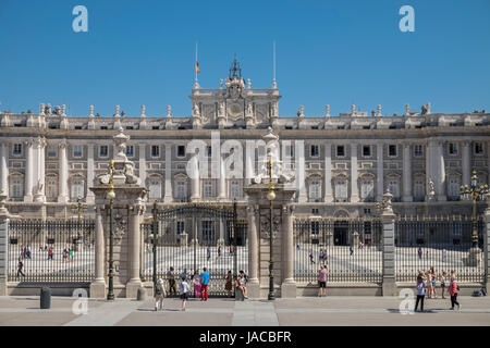 I turisti fuori dai cancelli del Palacio Real (Palazzo Reale), Madrid , Spagna Foto Stock