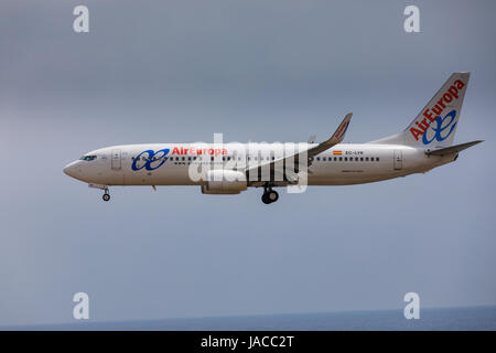 ARECIFE, Spagna - Aprile 16 2017: Boeing 737-800 di con la registrazione CE-LYR in atterraggio a Lanzarote Airport Foto Stock