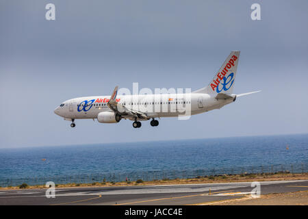 ARECIFE, Spagna - Aprile 16 2017: Boeing 737-800 di con la registrazione CE-LYR in atterraggio a Lanzarote Airport Foto Stock