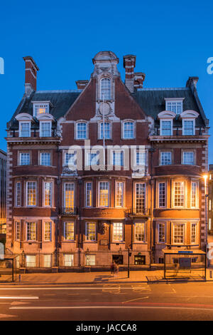 Vista serale del Grand Hotel & Spa (storico hotel di lusso a 5 stelle) con un bagliore dorato dalle luci e dalle finestre della strada - centro di York, Inghilterra, Regno Unito. Foto Stock