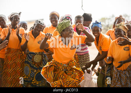 Membri della donna gruppo SILC (Risparmio e Prestito interno comunità) danza insieme durante una riunione Upper East Regione, Ghana. Foto Stock