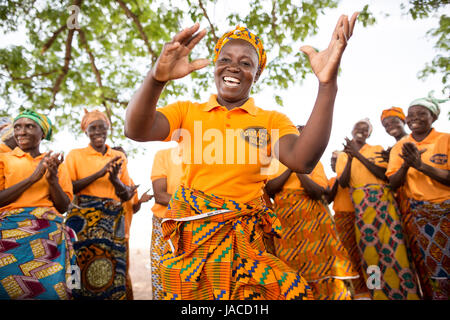 Membri della donna gruppo SILC (Risparmio e Prestito interno comunità) danza insieme durante una riunione Upper East Regione, Ghana. Foto Stock