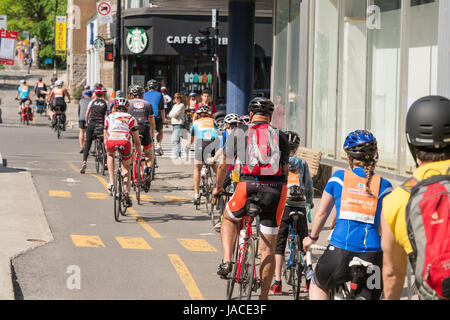 Montreal, Canada - 4 Giugno 2017: molti ciclisti prendere parte a Montreal " Tour de L'île' 2017 Foto Stock