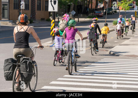 Montreal, Canada - 4 Giugno 2017: molti ciclisti prendere parte a Montreal " Tour de L'île' 2017 Foto Stock