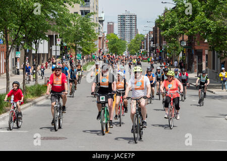 Montreal, Canada - 4 Giugno 2017: molti ciclisti prendere parte a Montreal " Tour de L'île' 2017 Foto Stock