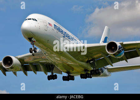 9M-MNA Malaysia Airlines Airbus A380-800 CN-078 sull'avvicinamento finale alla pista di atterraggio 27L all'aeroporto di Londra Heathrow. Foto Stock