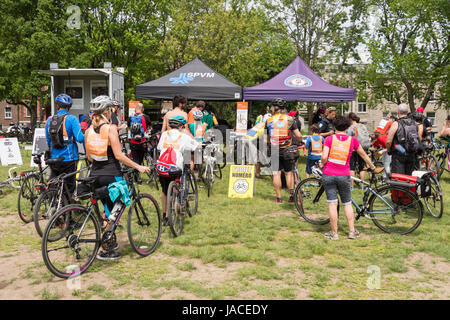 Montreal, Canada - 4 Giugno 2017: I ciclisti sono in attesa in linea presso il Park Jeanne previsti per ottenere le loro biciclette incise come una protezione contro il furto Foto Stock