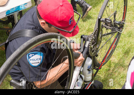 Montreal, Canada - 4 Giugno 2017: un funzionario di polizia di incisione è una moto con un numero ID al Park Jeanne per ridurre i furti di bicicletta Foto Stock