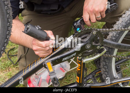 Montreal, Canada - 4 Giugno 2017: un funzionario di polizia di incisione è una moto con un numero ID al Park Jeanne per ridurre i furti di bicicletta Foto Stock