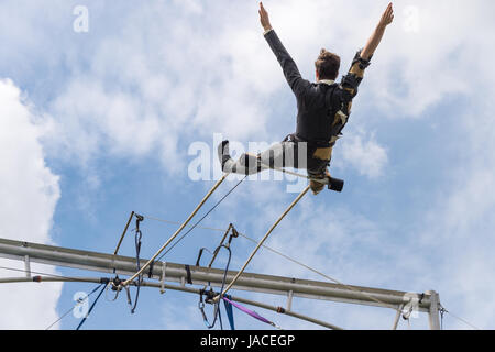 Montreal, Canada - 4 Giugno 2017: trapezista esecuzione al di fuori di Jeanne parco previsti Foto Stock