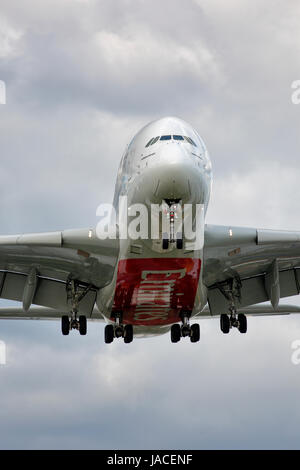 A6-EDL Emirates Airbus A380-800 CN-046 sulla rotta di avvicinamento 27L Aeroporto di Londra Heathrow Foto Stock