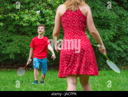 Un ragazzo e una ragazza la riproduzione di badminton Foto Stock