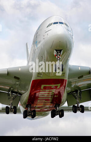 A6-EDL Emirates Airbus A380-800 CN-046 sulla rotta di avvicinamento 27L Aeroporto di Londra Heathrow Foto Stock