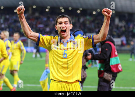 MARIBOR, Slovenia - 17 novembre 2015: Tara Stepanenko dell'Ucraina celebra la vittoria di UEFA EURO 2016 di Play-off per il torneo finale dopo un gioco Foto Stock