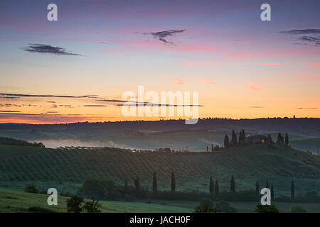 Agriturismo in Toscana con vibrante sky all'alba, Val d'Orcia, Italia Foto Stock