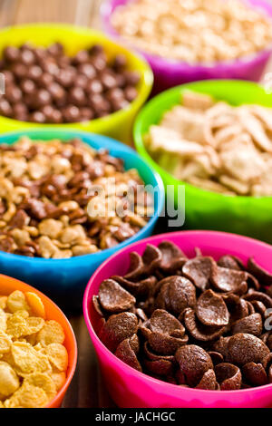 Dolci vari cereali in tazze colorate Foto Stock