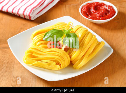 Sottile nastro di pasta e pomodoro Foto Stock