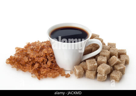 Tazza di caffè con un sacco di zucchero su sfondo bianco Foto Stock
