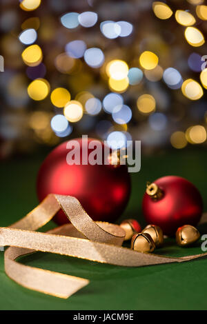 Rosso baubles di natale e oro Jingle Bells con luci scintillanti Foto Stock