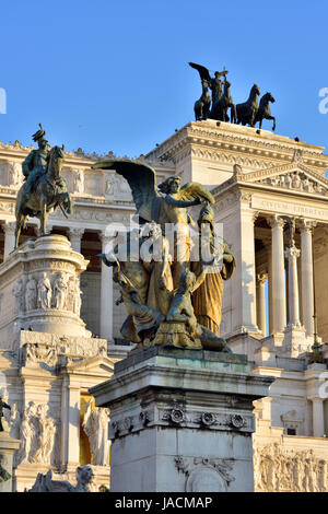 Statue sull'Altare della Patria o 'altare della patria' monumento edificio, Roma Foto Stock