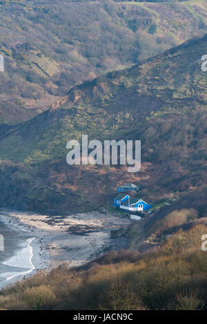 Alta Vista su Runswick Bay Beach e la Vela Club clubhouse, accoccolato sotto le scogliere & sulla spiaggia, vicino al mare - North Yorkshire, Inghilterra, Regno Unito. Foto Stock