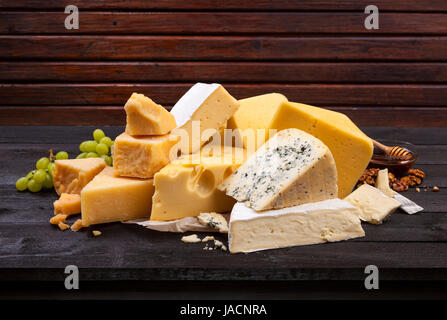 Il formaggio su tavoli in legno nero. Foto Stock