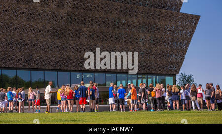 WASHINGTON, DC, Stati Uniti d'America - Smithsonian National Museum of African American Storia e cultura e i visitatori in attesa in linea. Foto Stock