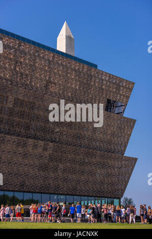 WASHINGTON, DC, Stati Uniti d'America - Smithsonian National Museum of African American Storia e cultura e i visitatori in attesa in linea. Foto Stock