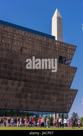 WASHINGTON, DC, Stati Uniti d'America - Smithsonian National Museum of African American Storia e cultura e i visitatori in attesa in linea. Foto Stock