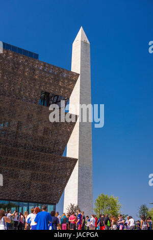 WASHINGTON, DC, Stati Uniti d'America - Smithsonian National Museum of African American Storia e cultura e i visitatori in attesa in linea. Foto Stock