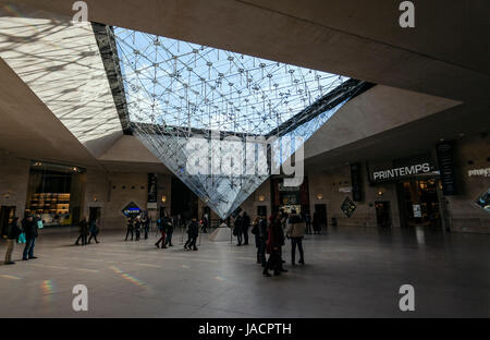 Piramide invertita, architetti Pei Cobb liberato & Partners, Carrousel du Louvre, Parigi, Francia Foto Stock