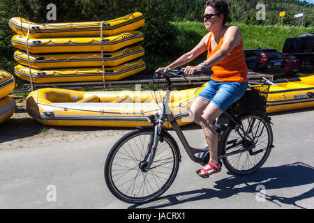 Donna ciclista in bicicletta nella valle lungo l'Elba, la regione della Svizzera sassone, Bad Schandau, Sassonia pista ciclabile Germania biker Europa Foto Stock