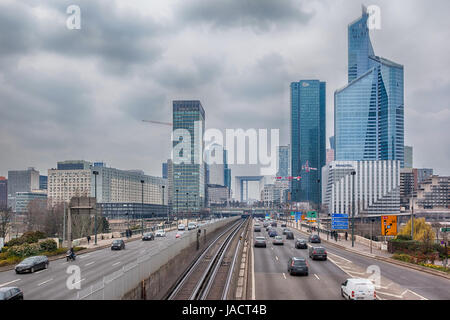 Parigi - 6 aprile: quartiere degli affari La Defense è situato alla fine di asse storico, che inizia presso il Louvre e prosegue lungo gli Champs Elysees attraverso l'Arc de Triomph il 6 aprile 2013 a Parigi Foto Stock