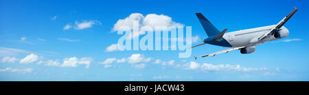 Jet crociera in un cielo blu Foto Stock