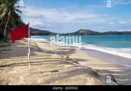 Bandiera rossa a volare su Bang Tao Beach, Phuket, Tailandia indicante che è pericoloso nuotare Foto Stock