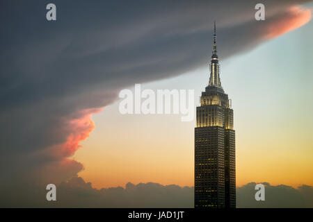 Nuvole di tempesta che circonda Empire State Building su un tramonto colorato - 31 maggio 2017, 40th Street, New York City, NY, STATI UNITI D'AMERICA