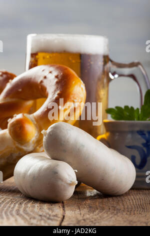 Bayerische salsiccia bianca mit Bretze und Bier Foto Stock