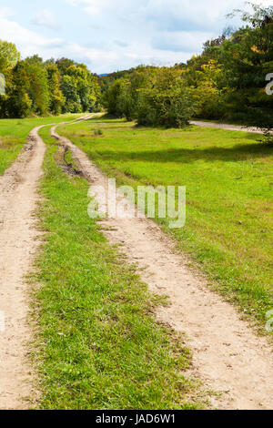 Due-via la sporcizia country road nelle montagne del Caucaso nei primi giorni di autunno Foto Stock