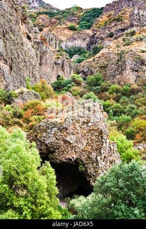 Grotta di roccia di antico Monastero di Geghard in Armenia in Rain Foto Stock