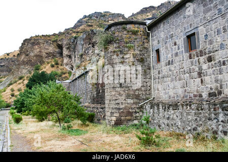 Esterno le pareti in pietra di epoca medievale monastero Geghard in Armenia Foto Stock