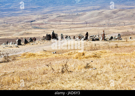 Vista di Zorats Karer (Carahunge) - pre-storia monumento megalitico in Armenia Foto Stock