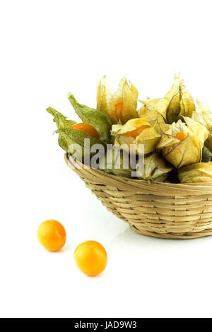 Cape gooseberry, physalis isolati su sfondo bianco. Foto Stock