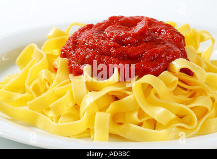 Sottile nastro di pasta con la salsa di pomodoro Foto Stock