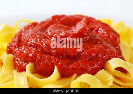 Sottile nastro di pasta con la salsa di pomodoro Foto Stock